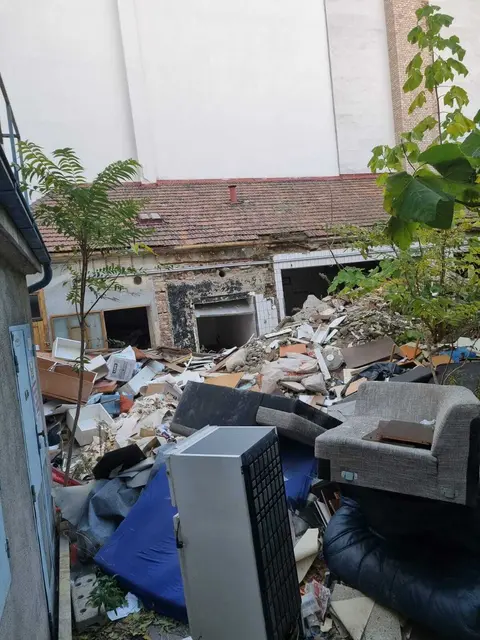 Der Sperrmüll als auch das hintere Gebäude sind bereits Geschichte. (Aufnahme von Mitte November) | Foto: z.V.g.