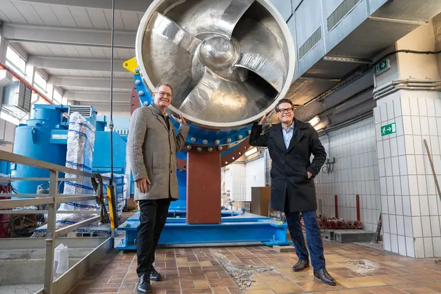 Die größte vertikale Rohrgehäusepumpe Europas ist auf der Donauinsel angekommen. Am Bild: Bezirkschef Floridsdorf, Georg Papai (l.) und Klimastadtrat Jürgen Czernohorszky (beide SPÖ). | Foto: Valentina Marinelic/MeinBezirk