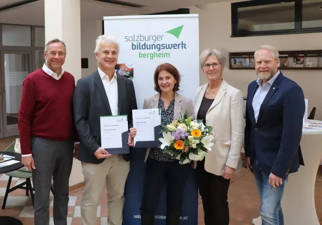 Von links: Bürgermeister Robert Bukovc, Vizebürgermeister Hermann Gierlinger, Dagmar Wengler, Christine Winkler (Bezirksleitung Flachgau) und Wolfgang Hitsch (Salzburger Bildungswerk, Regionalbegleitung). | Foto: Salzburger Bildungswerk, Wolfgang Hitsch