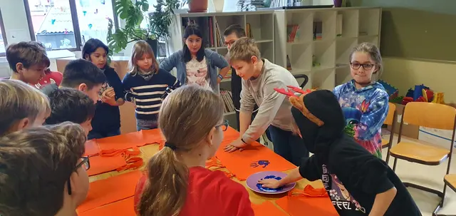 Eifrig bedruckten die Kinder ihre Stoffsackerl. | Foto: VS Obernberg