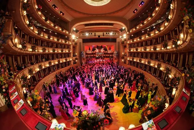 Zuletzt soll ein Wiener Kartenbüro fast 290 Euro mehr für Opernball-Tickets verlangt haben, als es offiziell angeboten wird.  | Foto: APA-Images / First Look / Roman Zach-Kiesling