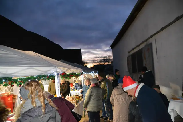 Gemütliche Marktstände mit regionalen Köstlichkeiten und Handwerk | Foto: Rosenberger Victoria