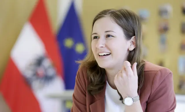 Familienministerin Claudia Plakolm darf sich über einen Christbaum aus dem Waldviertel freuen. | Foto: BKA/Wenzel