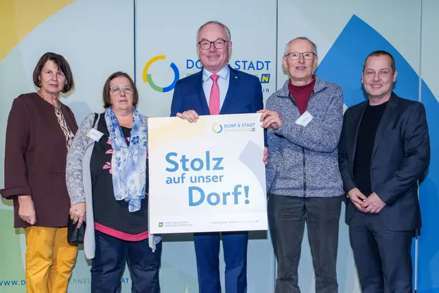 Maria Forstner, Margit Strohmer, LH-Stv. Stephan Pernkopf, Ewald Strohmer und Johannes Wischenbart (v.l.) | Foto: Dorf- & Stadterneuerung NÖ