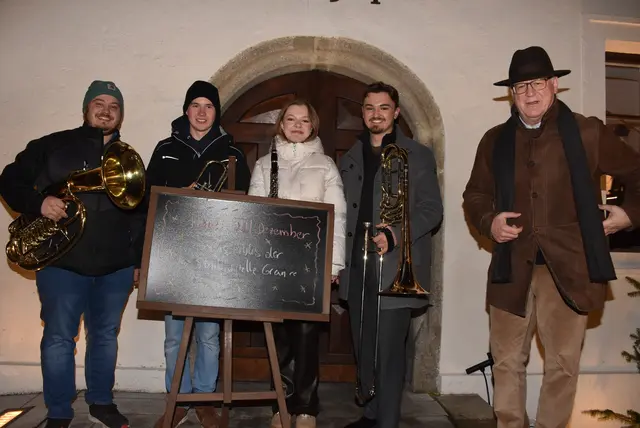 Einen einzigartigen, musikalischen  Adventkalender organisiert Markus Pöcksteiner aus Sarmingstein am Greiner Hauptplatz. Gestartet wurde am 1. Dezember mit Ensembles der Stadtkapelle Grein.  | Foto: Zinterhof