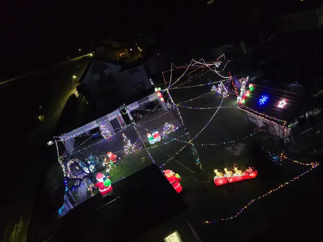 Die Luftaufnahme zeigt das gesamte eindrucksvoll geschmückte Areal, auf dem auch ein Adventmarkt stattfinden wird. | Foto: Privat