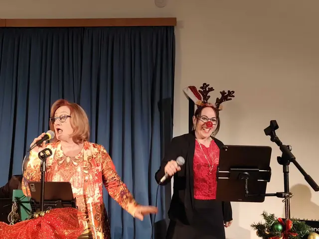 als Margit Pregler bei „Rudolph the Red-Nosed Reindeer“ mit einer Rentiermaske auftauchte, war der Saal endgültig gewonnen. | Foto: Sadiki-Peckary