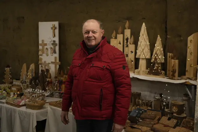 Falkensteiner Rudolf mit seinen selbstgemachten Holzarbeiten! | Foto: Marco Huber/zema-medien.de