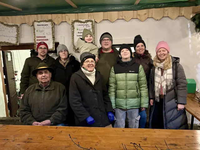 Beim Glühweinstein der Familie Satzinger zapfen drei Generationen gemeinsam. | Foto: Alexandra Goll