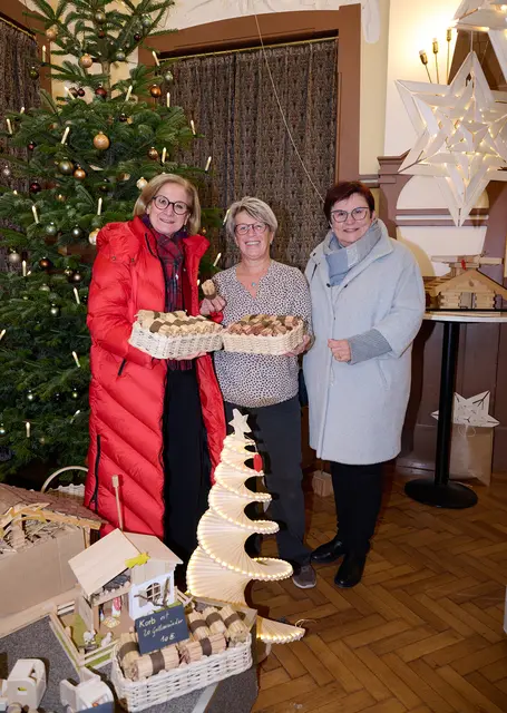 Landeshauptfrau Johanna Mikl-Leitner (links) und Oed-Öhlings Bürgermeisterin Michaela Hinterholzer, Obfrau der Leader-Region Moststraße (rechts) mit einer Adventmarkt-Standbetreuerin. | Foto: NLK Pfeiffer