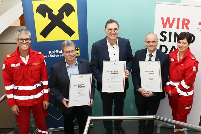 Rotkreuz-Bezirksstellenleiterin Barbara Spöck (1.v.re.) konnte gemeinsam mit Bezirksgeschäftsleiter Stephan Schönberger (1.v.li.) die Partnerurkunden an Direktor Rudolf Niederhofer (2.v.li.), Vorstandsvorsitzenden Martin Pree (3.v.li.) sowie Geschäftsleiter Manfred Schmatz (4.v.li.) von den Raiffeisenbanken übergeben. | Foto: OÖRK/Gressenbauer