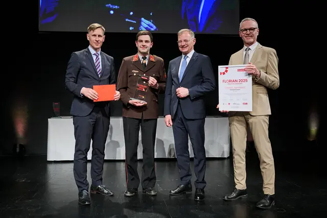 MeinBezirk OÖ-Chefredakteur Thomas Winkler, Florian-Sonderpreisträger "Jung und Engagiert" Michael Greiner aus Gmunden, Landeshauptmann Thomas Stelzer und OÖ-Versicherung-Generaldirektor Othmar Nagl (v. l.) | Foto: Land OÖ/Peter Christian Mayr