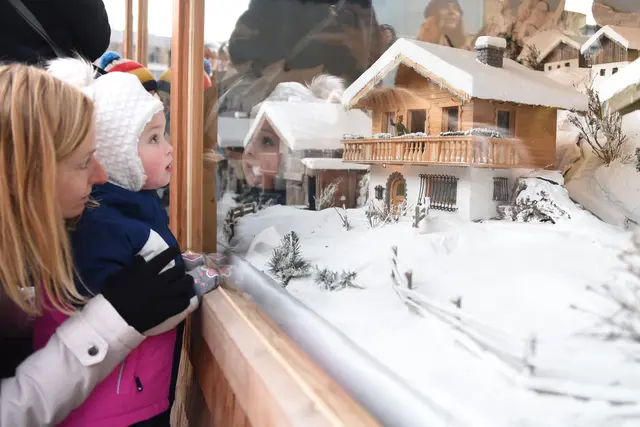 Die vielen Arbeitsstunden von Friedl Jaufenthaler haben sich gelohnt: Seine Krippe bringt Kinder-Augen verlässlich zum Strahlen. | Foto: I. Ullmann