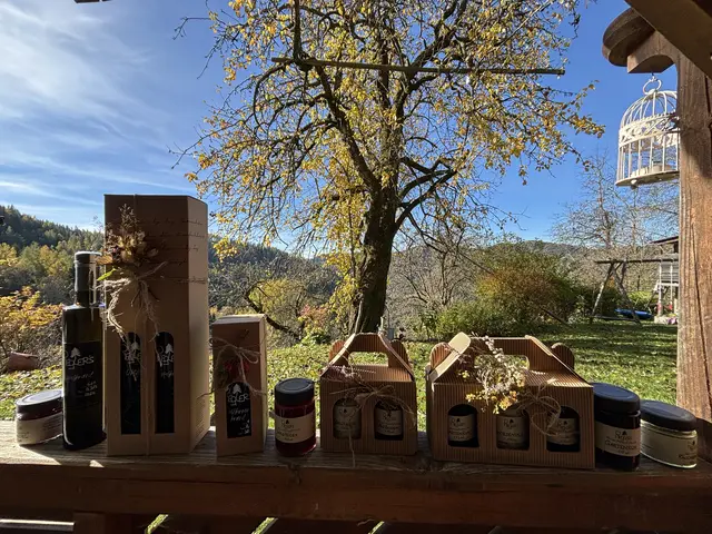 Die Familie verkauft ab Hof selbst hergestellte Edelbrände, Marmeladen und Kräutersalze. | Foto: MeinBezirk/Angelina Koidl