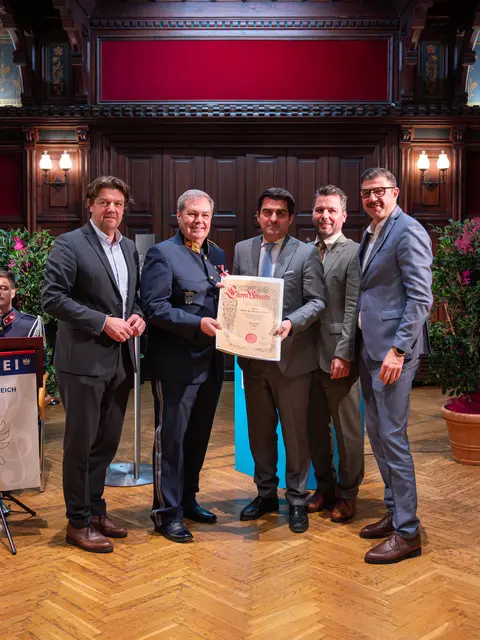 Korneuburg sagt danke (v. l. n. r.): Stadtrat Mathias Wobornik, Siegfried Krische, Bürgermeister Christian Gepp, Vizebürgermeister Stefan Hanke und Bundesrat Martin Peterl.  | Foto: Stadtgemeinde Korneuburg