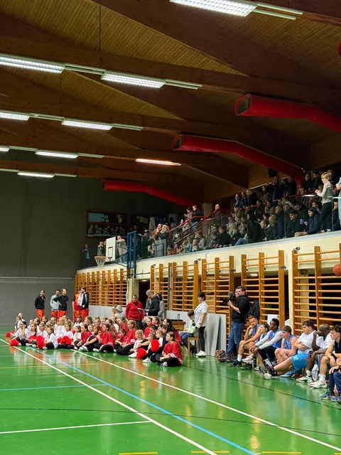 Volle Ränger bei der Basketball-Premiere in Gramatneusiedl.  | Foto: Yeliz Akin-Özkurt