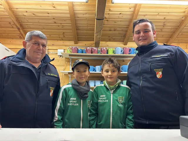 Stefen Nemeth, Mattheo, Leonhart und Julian Lirsch von der Freiwilligen Feuerwehr waren Feuer und Flamme für den Adventmarkt. | Foto: Lina Chalusch