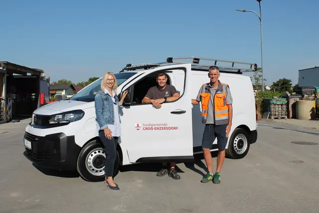 Bürgermeisterin Monika Obereigner-Sivec, Bauhofmitarbeiter David Pokorny und Bauhofleiter Helmut Theil freuen sich, dass praktische Arbeitsfahrzeuge und Klimaschutz bestens zusammenpassen. | Foto: Gemeinde Groß-Enzersdorf