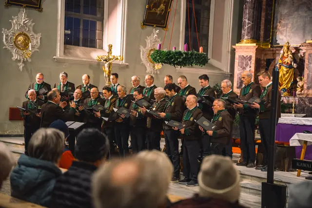 Der Neustifter Männerchor sorgte unter der Leitung von Leonhard Siller am Sonntag für besinnliche Adventstimmung in der Neustifter Pfarrkirche. | Foto: Pernsteiner
