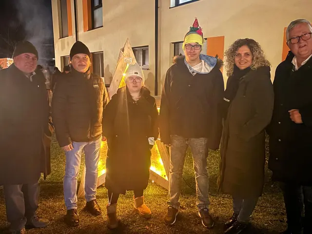 Lanzenkirchens Bürgermeister Bernhard Karnthaler, I:NÖ Leben Geschäftsführer Peter Hecht, Bad Erlachs Bürgermeisterin Bärbel Stockinger und Bad Erlachs Vbgm. Harald Wrede mit Bewohnern der Wohngemeinschaft. | Foto: Marktgemeinde Lanzenkirchen