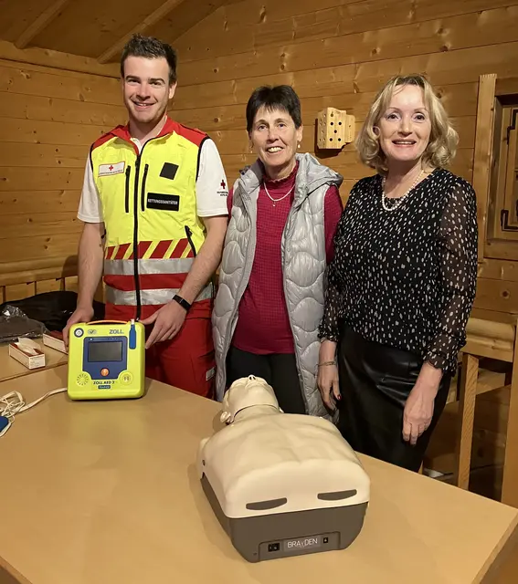Rot Kreuz Sanitätor Tobias Möschl mit den Veranstalterinnen Getraud Lechner (m) und Mag.a Tania Zawadil von der Katholischen Frauenbewegung Salzburg. | Foto: Katholische Frauenbewegung Salzburg 