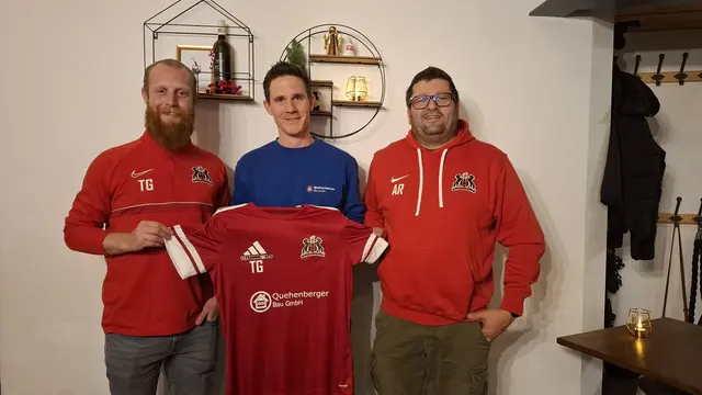 Die 1b-Mannschaft der SU-Abtenau freut sich über neue Trainingsbekleidung. Im Bild (v.l.): Thomas Gschwandtner, Johannes Quehenberger und Trainer Anton Rettenbacher. | Foto: Rettenbacher
