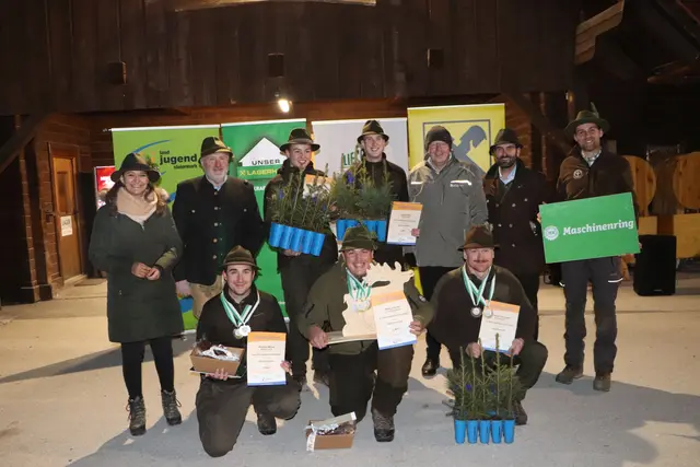 Das Siegespodest der Gesamtwertung (v.l.): Hannes Maier (2. Platz), Ronald Stock (1. Platz), Florian Pöllauer (3. Platz). Zusammen mit Landesleiterin Stefanie Reiter, Bezirksjägermeister Johann Hansbauer, Manuel Mandl (4. Platz), Lukas Hirz (5. Platz), LK-Präsident ÖRMMst. Andreas Steinegger, LAbg. Stefan Resch BA, LJ-Landesagrarreferent Mathias Freigassner. | Foto: Landjugend Steiermark