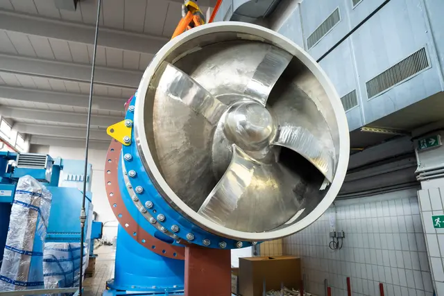 Der Transport der Pumpe auf die Donauinsel war eine schwierige Angelegenheit.  | Foto: Valentina Marinelic/MeinBezirk