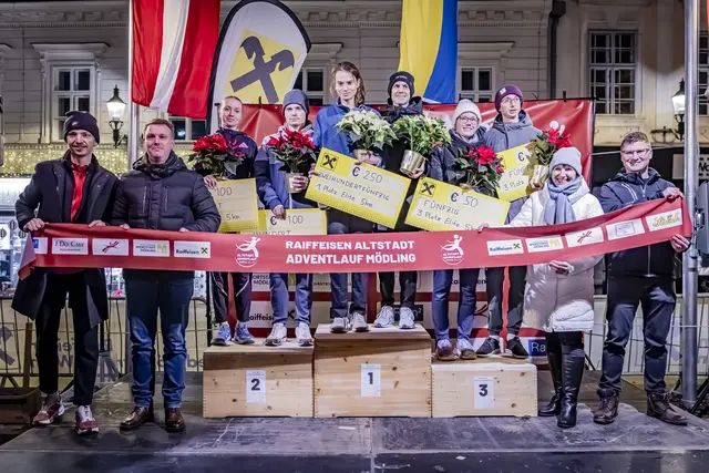 Siegerehrung des 5 km Hauptlaufs auf dem Mödlinger Freiheitsplatz | Foto: Copyright: SportEventFotografie - Roman Stoiber