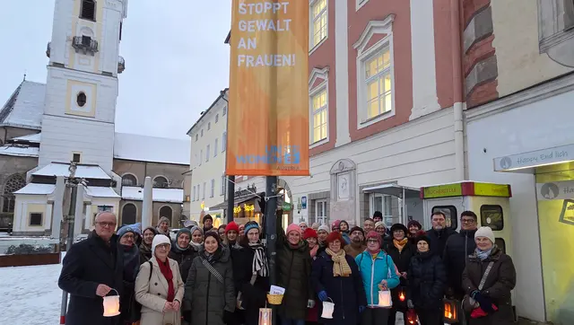 Beim Fahnenaushang nahmen rund 40 Menschen aus Freistadt teil. | Foto: Paul Raab