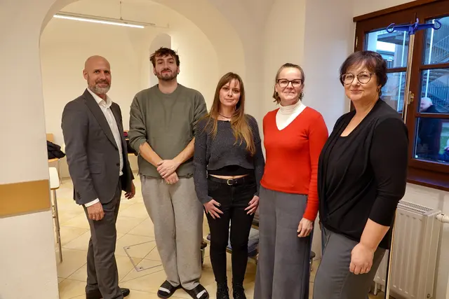 Direktor Hannes Schmid mit heurigen SOB-Absolventinnen- und Absolventen. | Foto: Bernhard Kerezsi