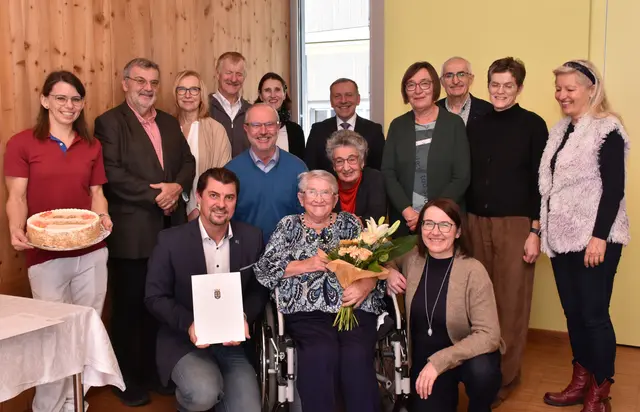 Bei der Feier: Rainer Hirschmann, Jubilarin Gottfrieda Rohrbeck und Anita Wagner-Zeilinger (vorne)
2. Reihe: Claudia Wimmer, Erwin Leissinger, Helga Leissinger, Alois Wagner-Zeilinger,  Anni Weber, Melitta Weber, Roswitha Astner und Margit Biedermann.
3. Reihe: Gerhard Schierer, Regina Schierer, Josef Ramharter und Herbert Weber (jeweils v.l.) | Foto: PBZ Waidhofen/Thaya