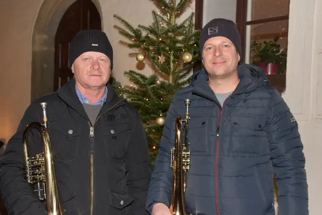 Einen einzigartigen, musikalischen  Adventkalender organisiert Markus Pöcksteiner aus Sarmingstein am Greiner Hauptplatz. Gestartet wurde am 1. Dezember mit Ensembles der Stadtkapelle Grein.  | Foto: Zinterhof