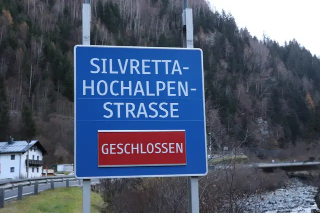 Auf der momentan gesperrten Silvretta Hochalpenstraße geriet ein deutscher Pkw-Lenker ins Schlittern. Er fuhr dem Navigationssystem nach, ohne die Straßensperre zu beachten. Das Fahrzeug musste aus dem Schnee geborgen werden. | Foto: Othmar Kolp