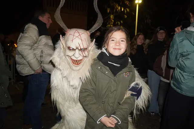 Nach dem Perchtenlauf blieb noch genug Zeit, um ein Erinnerungsfoto mit den Krampussen zu machen. | Foto: Jennifer Flechl