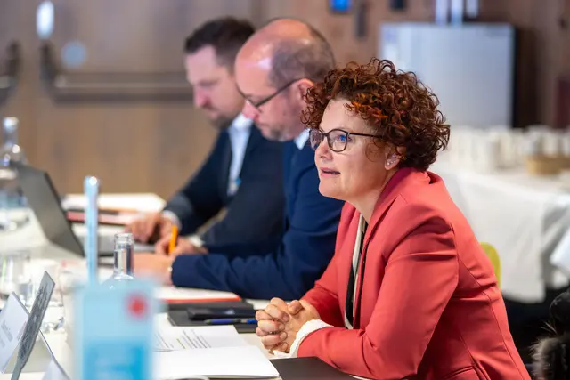 Staatssekretärin Elisabeth Zehetner: „Der Tourismus ist ein zentraler Treiber für die wirtschaftliche, soziale und infrastrukturelle Entwicklung in Österreichs Regionen und ein wichtiger Standortfaktor und Arbeitgeber. Umso wichtiger ist es, dass wir in zentralen Bereichen gemeinsam Innovations- und Vernetzungsschritte setzen." | Foto: Land Tirol/Jovanovic