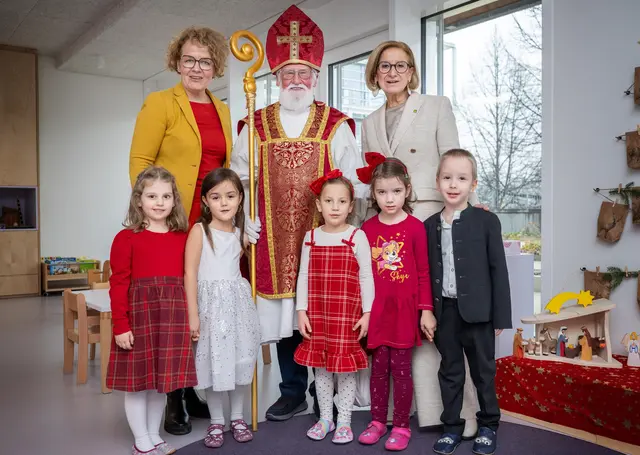 Landeshauptfrau Johanna Mikl-Leitner und Landesrätin Christiane Teschl-Hofmeister betonen die Bedeutung von Nikolausfeiern in NÖ Kindergärten. | Foto: NLK Khittl