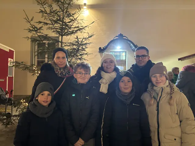 Die Familien Waldbauer und Köhffl genossen gemeinsam stimmungsvolle Stunden am Adventmarkt im Stift. | Foto: Lina Chalusch