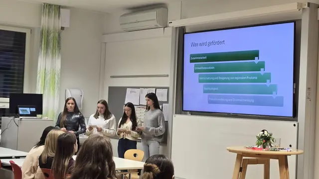 Die vier Leiterinnen der Junior Companys in der Fachschule präsentierten ihre Firmen. | Foto: FS Maria Lankowitz
