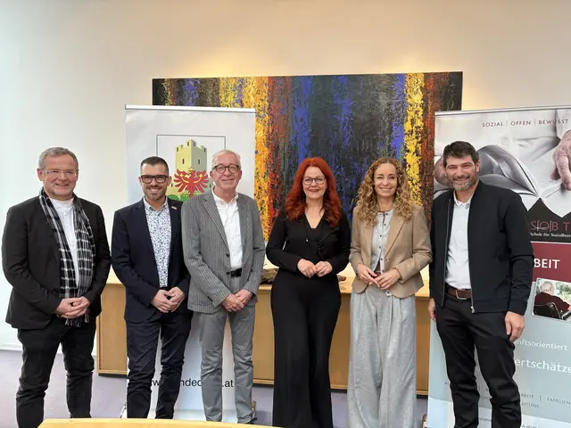 Präsentierten im Rahmen einer Pressekonferenz eine neue Pflege- und Sozialausbildung, die es ab nächstem Jahr in Landeck geben wird: Mag. Klaus Feistmantl (Lehrgangsleiter und Pflegekoordinator SOB Tirol), Mag. (FH) Thomas Haslwanter-Wilhelmer (Schulleiter und GF SOB Tirol), Bgm. Herbert Mayer, die Landesrätinnen MMag. Dr. Cornelia Hagele und Mag. Eva Pawlata und Vizebürgermeister und Sozialreferent Mathias Niederbacher, (v.l.).  | Foto: Elisabeth Zangerl