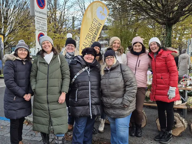 Die Oberndorfer Frauen von „Basteln für kleine Träume“ am Wochenmarkt: Sandra Nickolai, Cornelia Möseneder, Klaudia Hampel, Manuela Hagmüller, Petra Hauser, Karin Neuburger, Gabriele Papillion, Christine Schröck und Ursula Pöckl (von links). | Foto: Basteln für kleine Träume