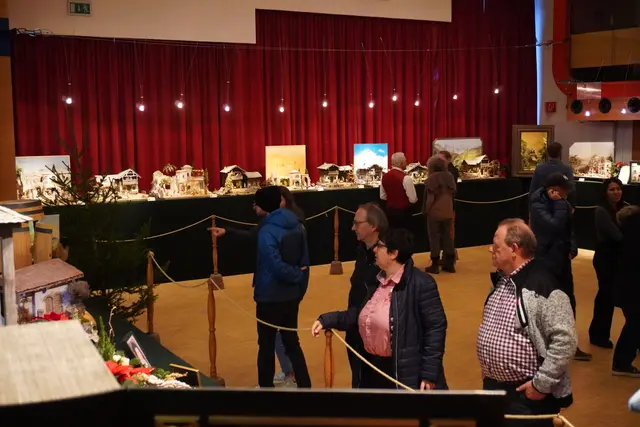 Die Besucherinnen und Besucher begutachteten die fertigen Kunstwerke gewissenhaft und mit viel Freude.  | Foto: AMG