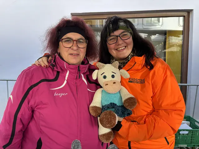 Monika und Michaela boten gehäkelte Tiere und gestrickte Socken an. | Foto: Voithofer