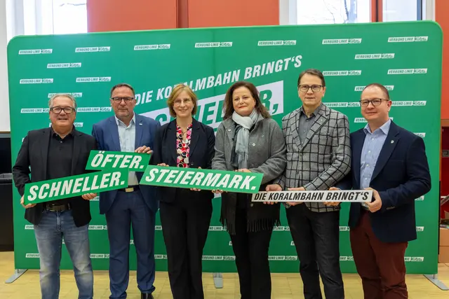 Peter Gspaltl, Geschäftsführer Verkehrsverbund Steiermark, Peter Wallis, ÖBB-Regionalmanager Steiermark, Barbara Kleinert, Geschäftsführerin GKB, Landesrätin Claudia Holzer, Bernhard Breid, Leitung Referat Öffentlicher Verkehr, Land Steiermark, Ronald Kiss, Direktor Steiermärkische Landesbahnen (v.l.). präsentieren die Änderungen, die mit der Koralmbahn einhergehen, kurz vor dem Startschuss.  | Foto: Robert Frankl