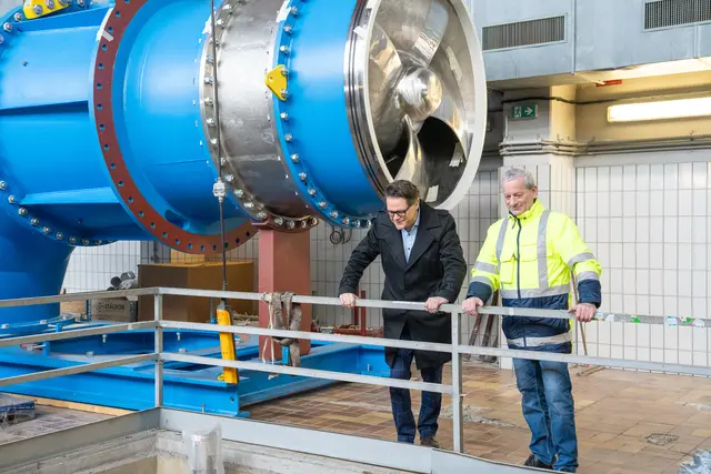  „Der Einbau in ein bestehendes, im Betrieb befindliches Pumpwerk erfordert präzise Planung und einen perfekt koordinierten Bauablauf", so der Direktor von Wien Kanal, Andreas Ilmer (r.). | Foto: Valentina Marinelic/MeinBezirk