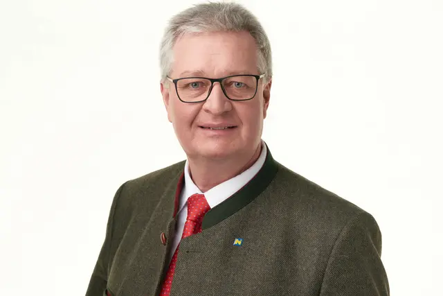 Landtagsabgeordneter und Bezirksobmann ÖVP Baden Christoph Kainz ruft zum lokalen Einkaufen auf. | Foto: vpnoe