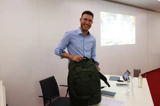 Fabian Pointinger mit seinem Reise-Rucksack | Foto: MeinBezirk/Constance Haslberger