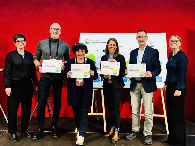 Vizebürgermeisterin Katharina Schellnegger (3. v. r.) im Kreise der Ausgezeichneten.  | Foto: Rafael Bramreiter, Energiezukunft Weiz Plus