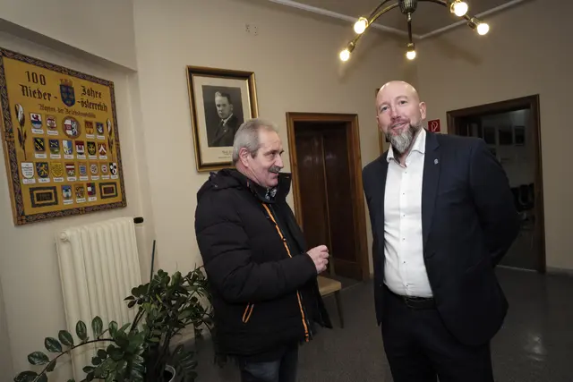 Gespräch zwischen Wilhelm Haberbichler (FPÖ) und Vizebürgermeister Marcus Berlosnig (Bürgerliste) über Facebook-Geplänkel und der Verpflichtung zur Wahrheit bei Postings. | Foto: Santrucek