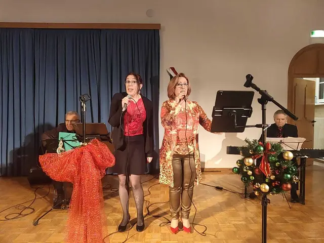 Liedtexte lagen bereit, und das Publikum wurde immer wieder zum Mitsingen eingeladen. | Foto: Sadiki-Peckary